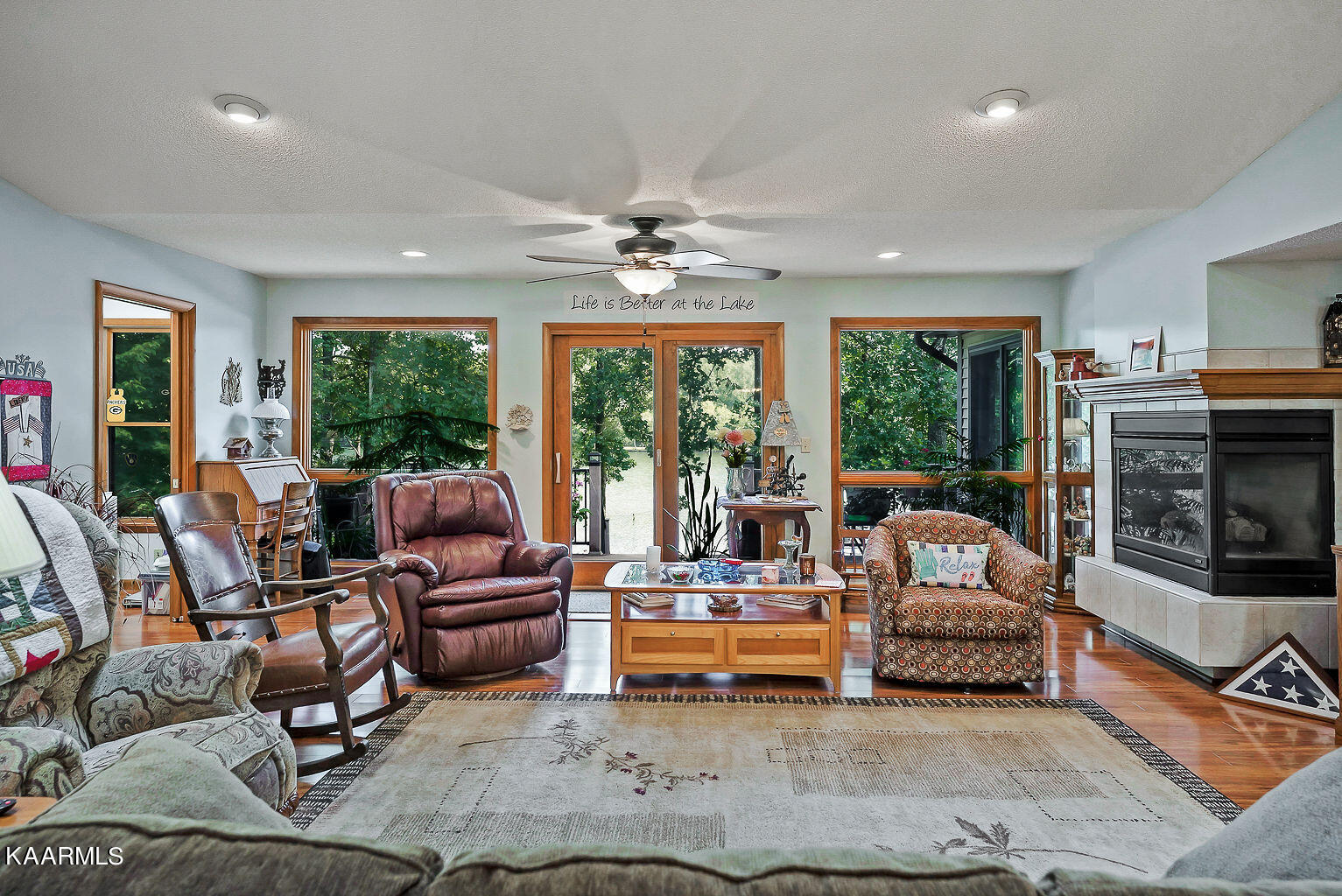 Photo 7 of 28 of 221 Pomeroy Drive house