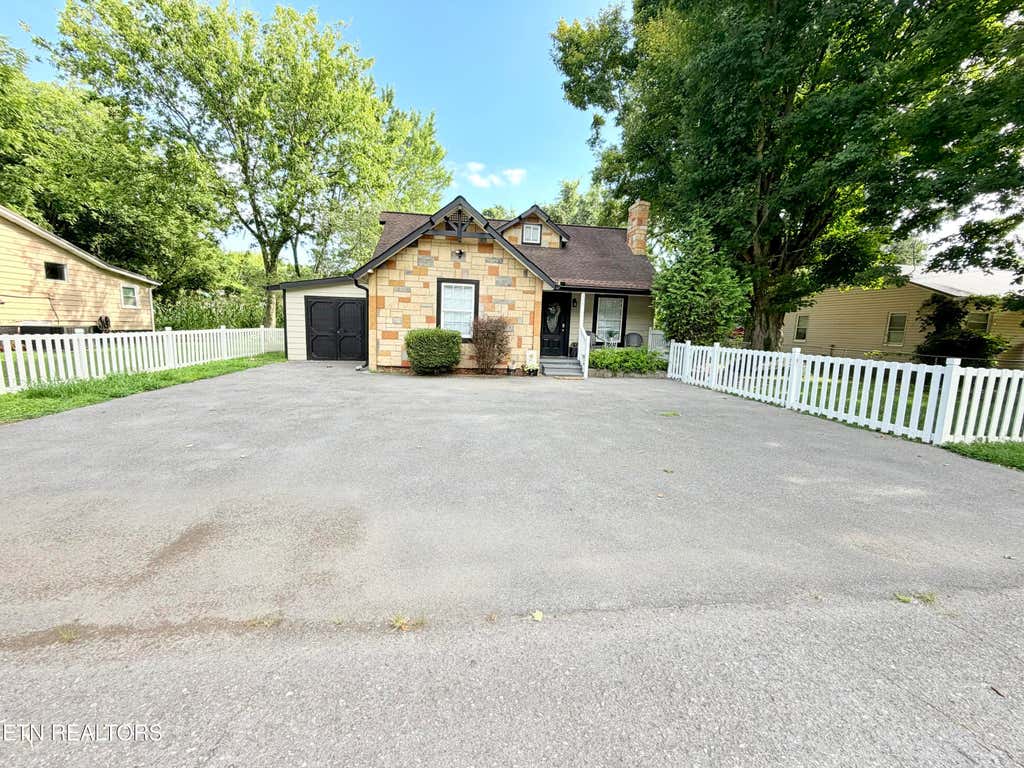 Photo of 305 Jackson St, Sevierville, TN 37862 (MLS # 1352983)