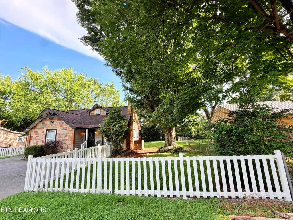 Photo of 305 Jackson St, Sevierville, TN 37862 (MLS # 1352983)
