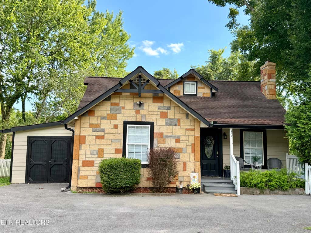 Photo of 305 Jackson St, Sevierville, TN 37862 (MLS # 1352983)