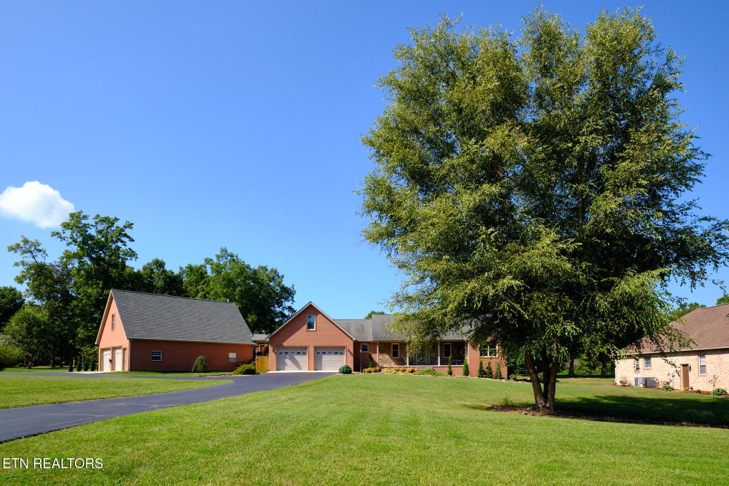 Photo of 837 E Deer Creek Drive, Crossville, TN 38571 (MLS # 1354633)