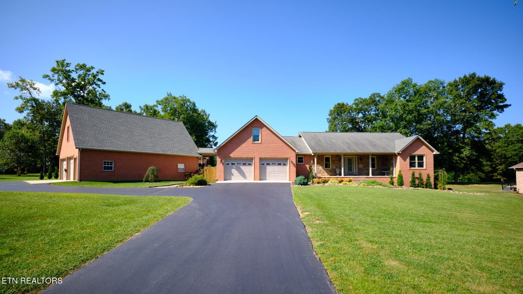 Photo of 837 E Deer Creek Drive, Crossville, TN 38571 (MLS # 1354633)