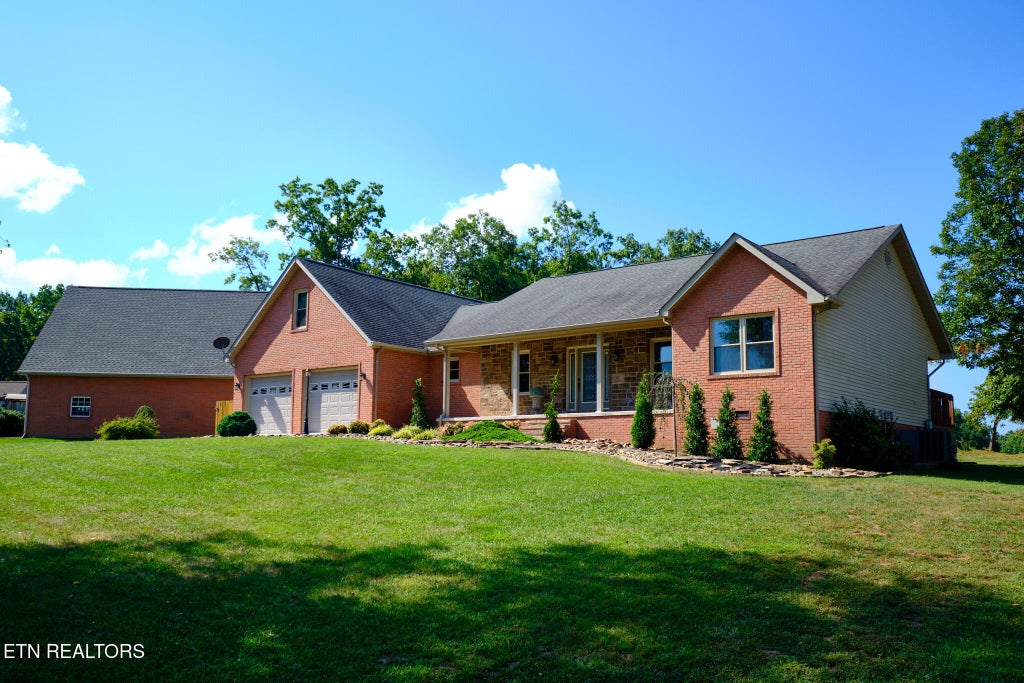 Photo of 837 E Deer Creek Drive, Crossville, TN 38571 (MLS # 1354633)