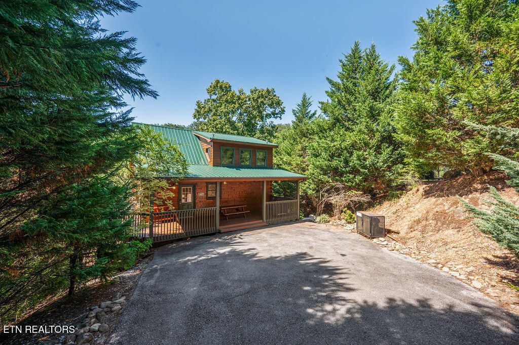 Photo of 1627 Mountain Dreams Way, Pigeon Forge, TN 37863 (MLS # 1314531)