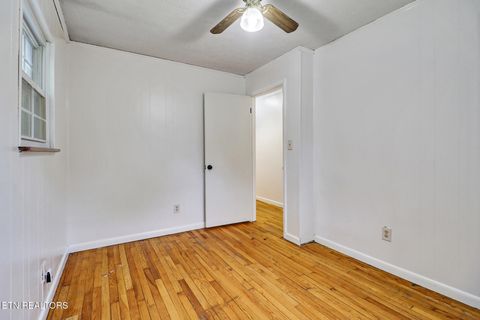 Tiny photo for 130 Shubert St, Kingston, TN 37763 (MLS # 1342488)