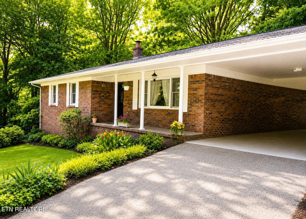 Photo of 129 Jefferson St, Harrogate, TN 37752 (MLS # 1344758)