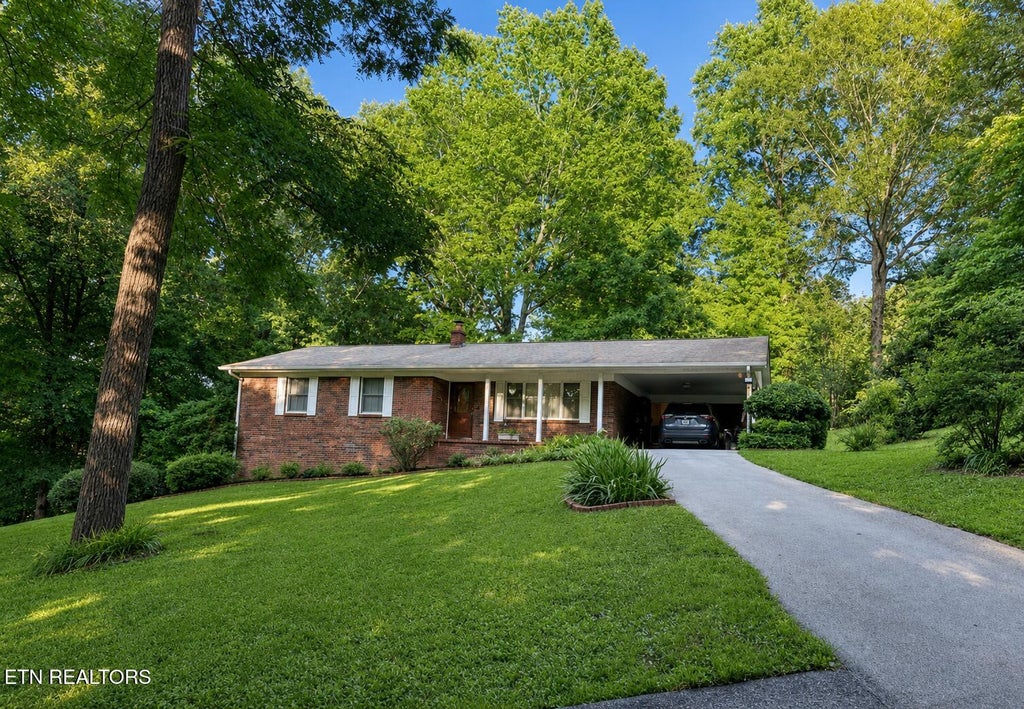 Photo of 129 Jefferson St, Harrogate, TN 37752 (MLS # 1344758)