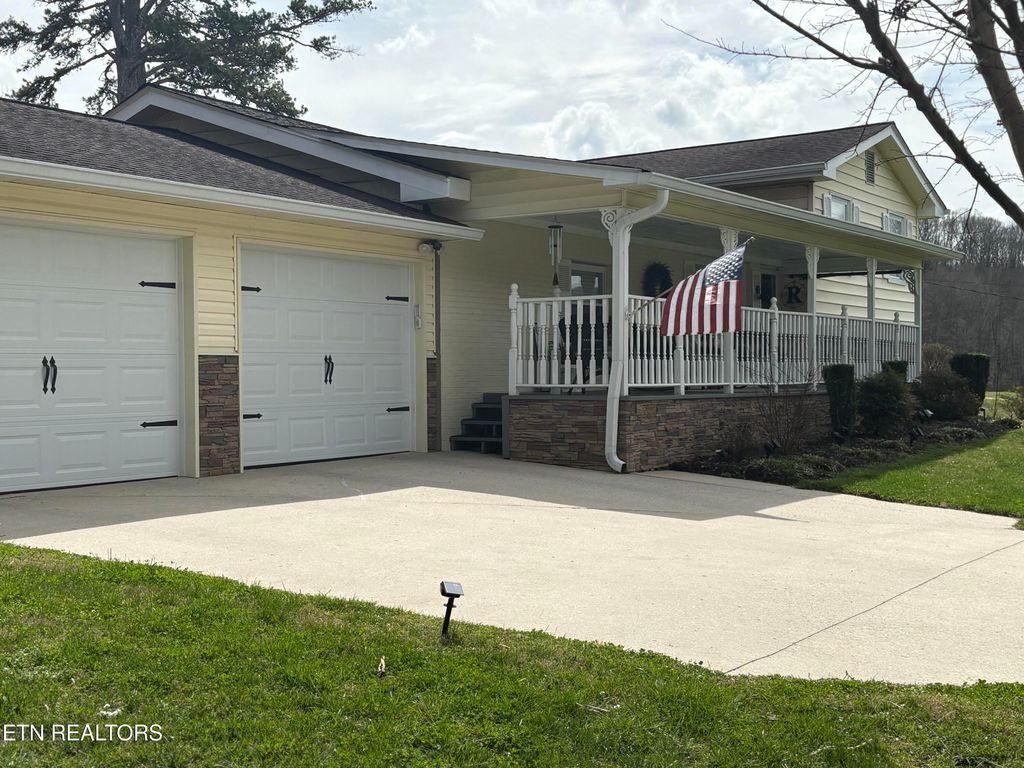 Photo of 143 Shady Rd, Oliver Springs, TN 37840 (MLS # 1329057)