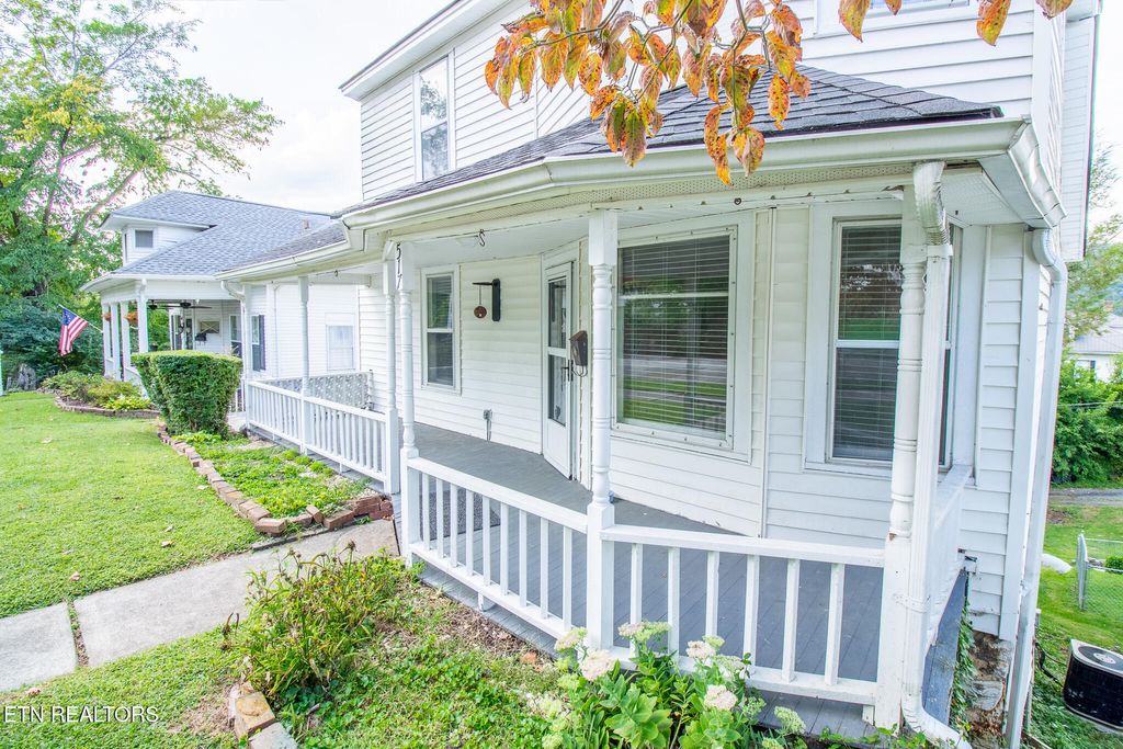 Photo of 517 Clinton St, Harriman, TN 37748 (MLS # 1314710)