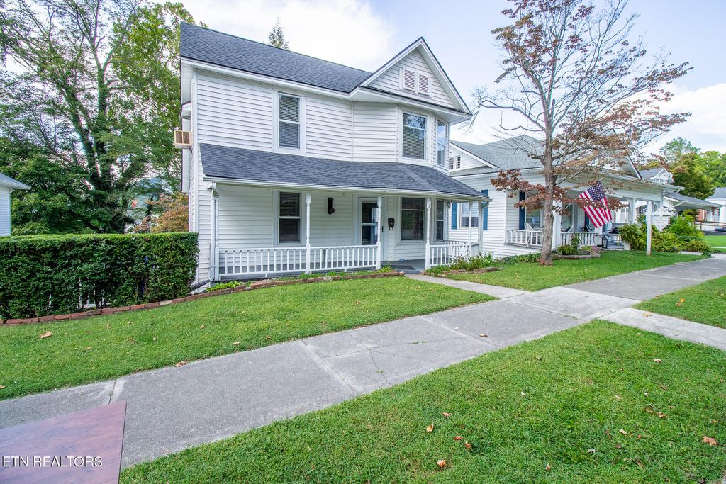 Photo of 517 Clinton St, Harriman, TN 37748 (MLS # 1314710)