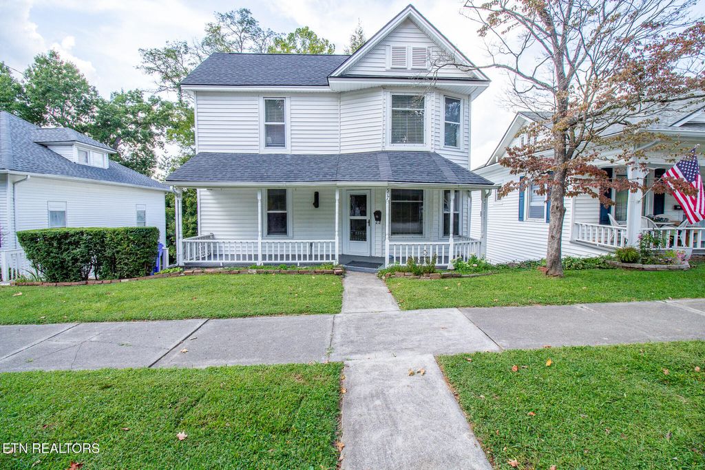 Photo of 517 Clinton St, Harriman, TN 37748 (MLS # 1314710)