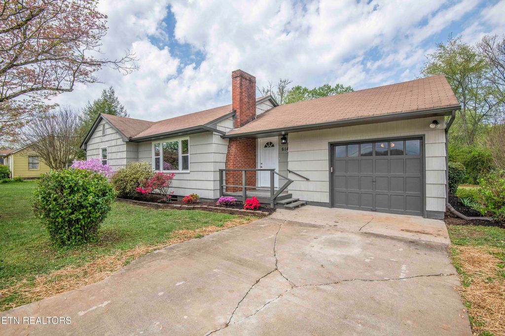 Photo of 614 Glendale Ave, Clinton, TN 37716 (MLS # 1296883)