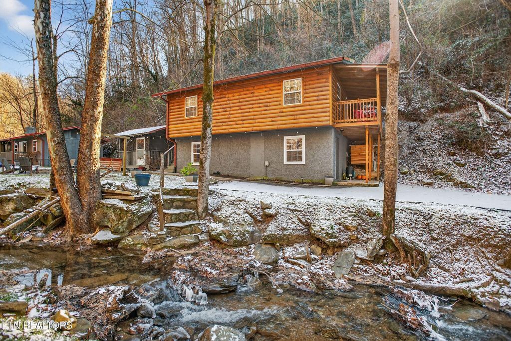 Photo of 402 King Branch Rd, Sevierville, TN 37876 (MLS # 1328102)