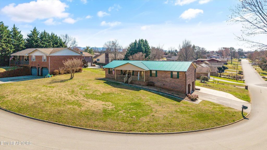 Photo of 1410 Carowinds Circle, Maryville, TN 37803 (MLS # 1330939)