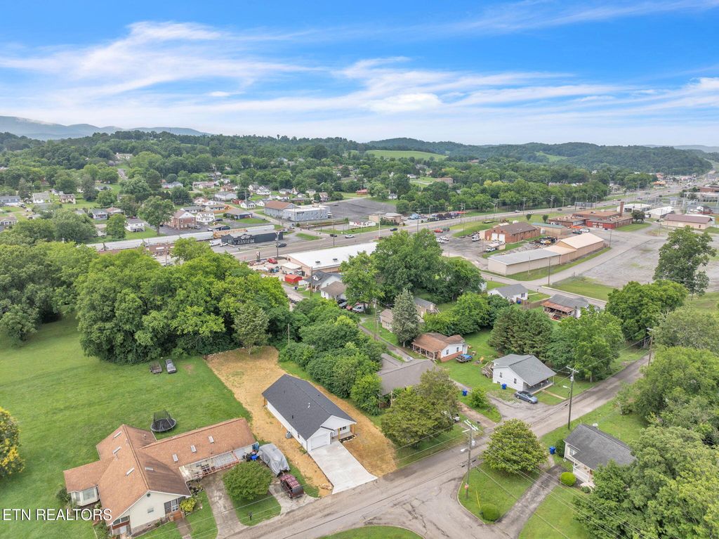 Photo of 814 Hendrickson St, Clinton, TN 37716 (MLS # 1306149)