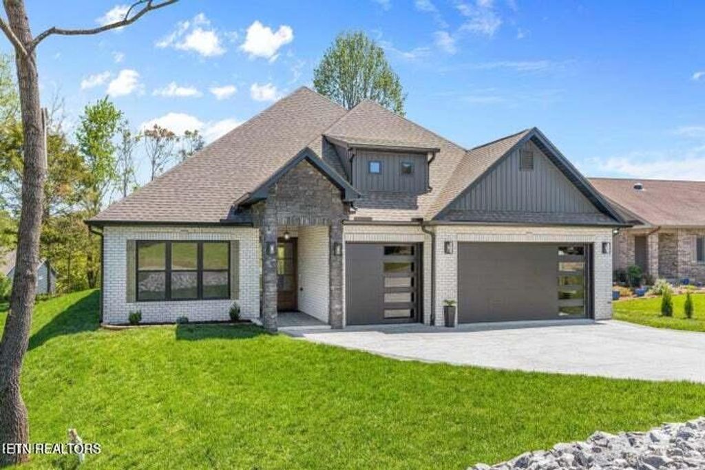 Photo of 404 Elokwa Place, Loudon, TN 37774 (MLS # 1318935)