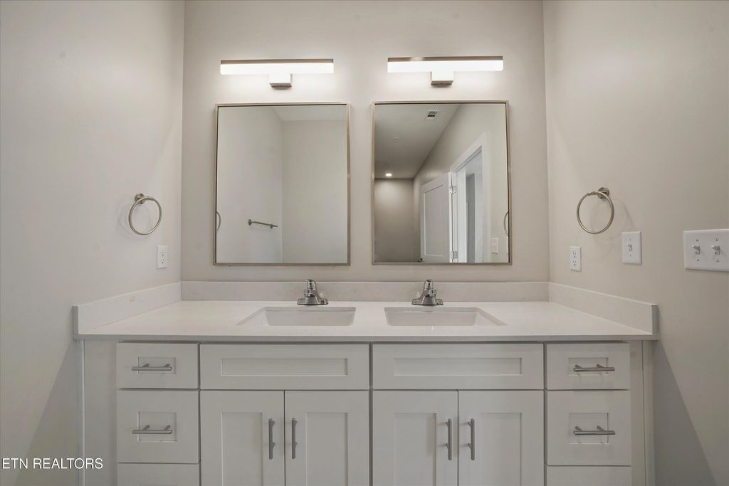Photo of 327 W Summit Hill Drive #600, Knoxville, TN 37902 (MLS # 1300226)