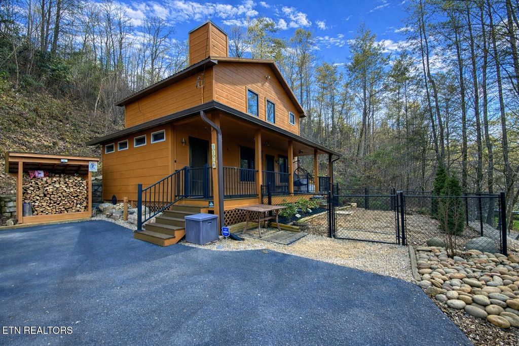Photo of 1170 Cole Lane, Gatlinburg, TN 37738 (MLS # 1332638)
