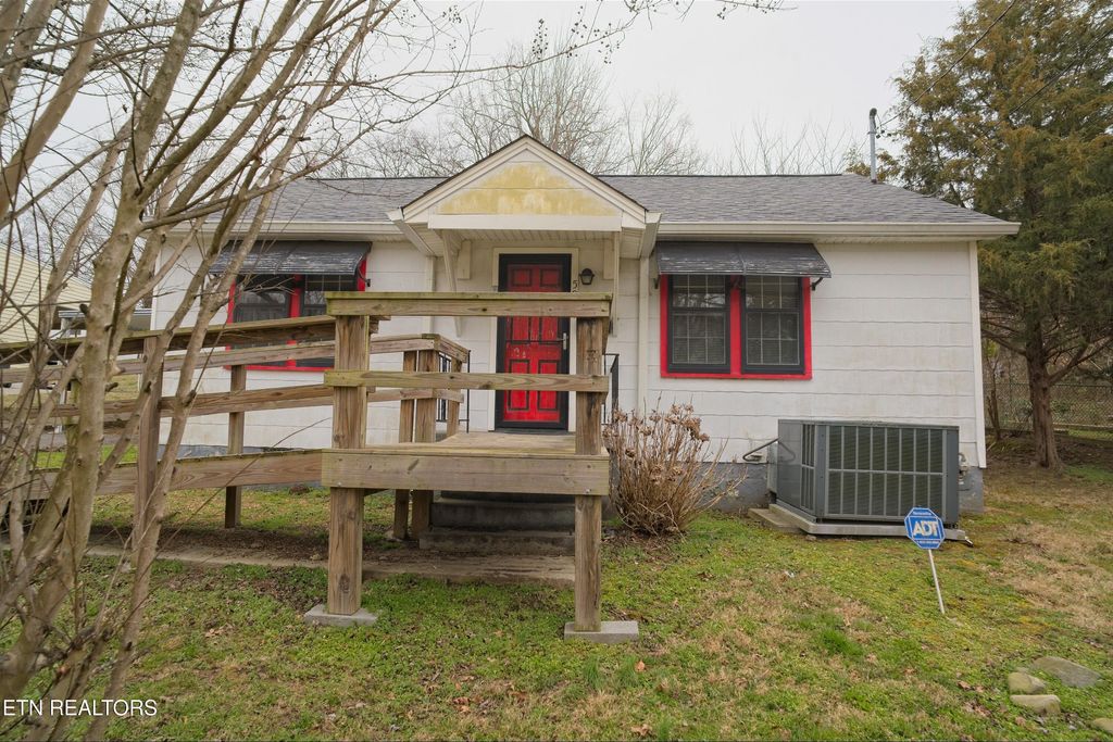 Photo of 5924 Grove Drive, Knoxville, TN 37918 (MLS # 1330823)