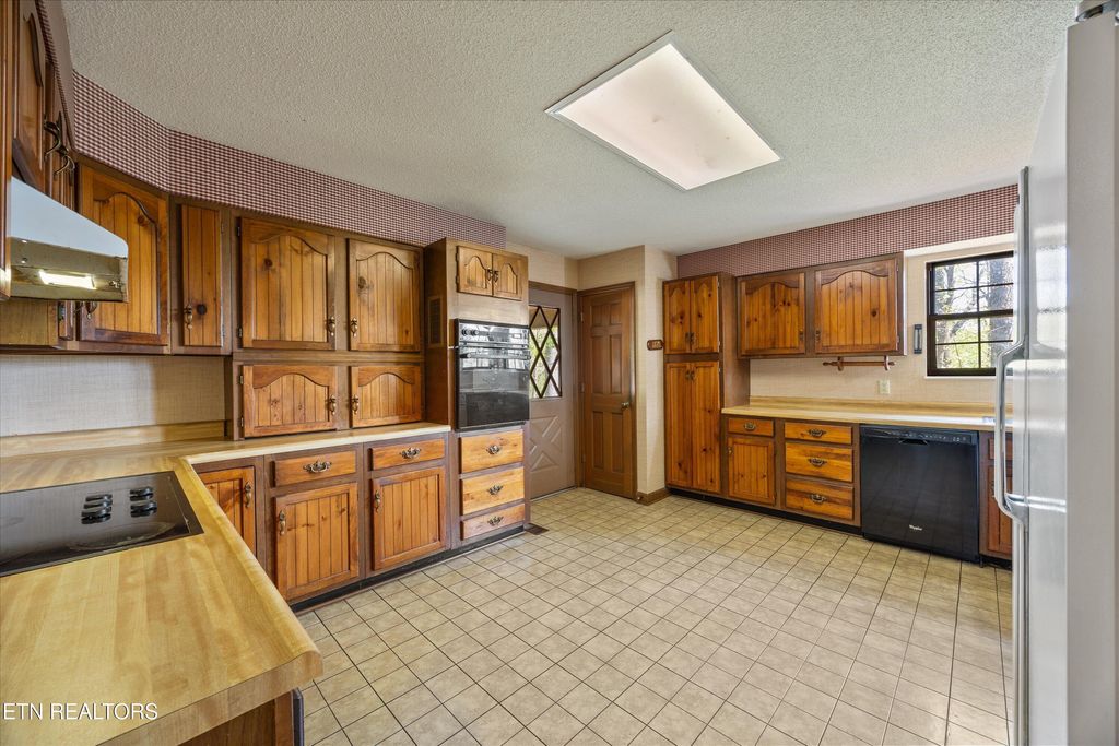 Photo of 319 Linwood Drive, Sweetwater, TN 37874 (MLS # 1337044)