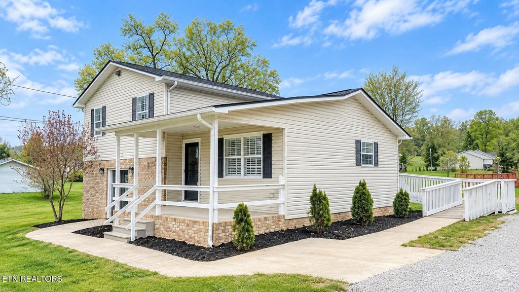 Photo of 724 W 3rd Ave, Oneida, TN 37841 (MLS # 1357262)