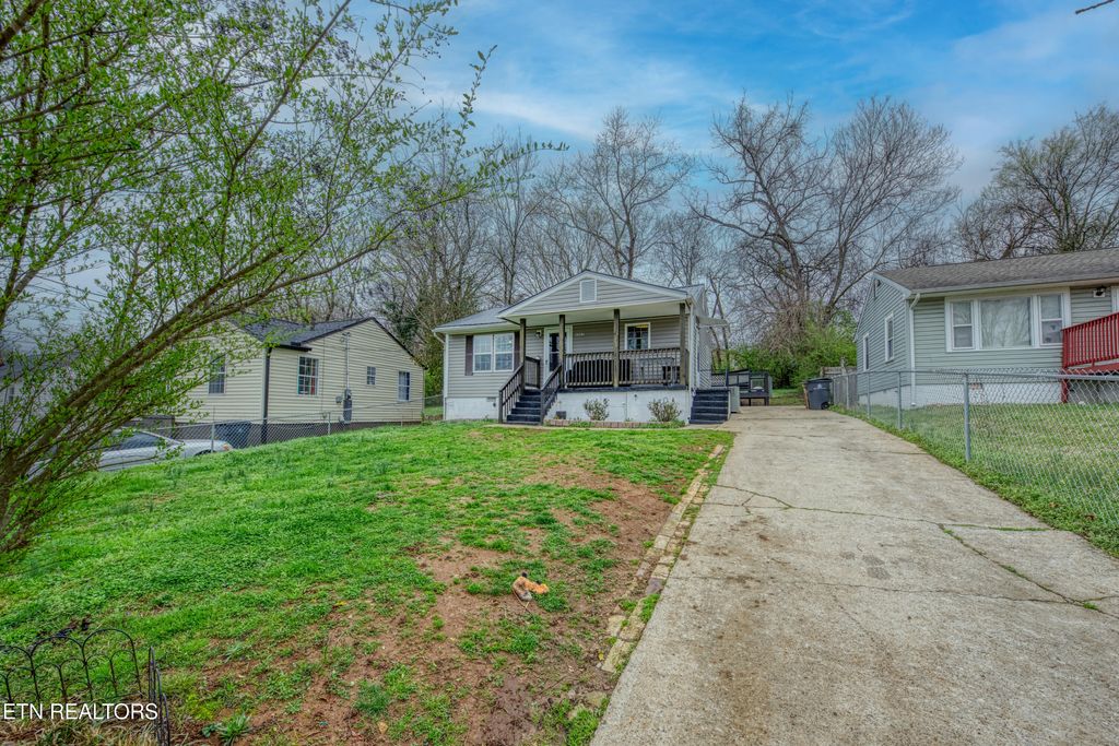Photo of 2527 Boyds Bridge Pike, Knoxville, TN 37914 (MLS # 1333167)