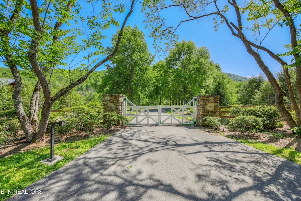 Photo of 2122 Walden Cove Way, Sevierville, TN 37862 (MLS # 1338243)