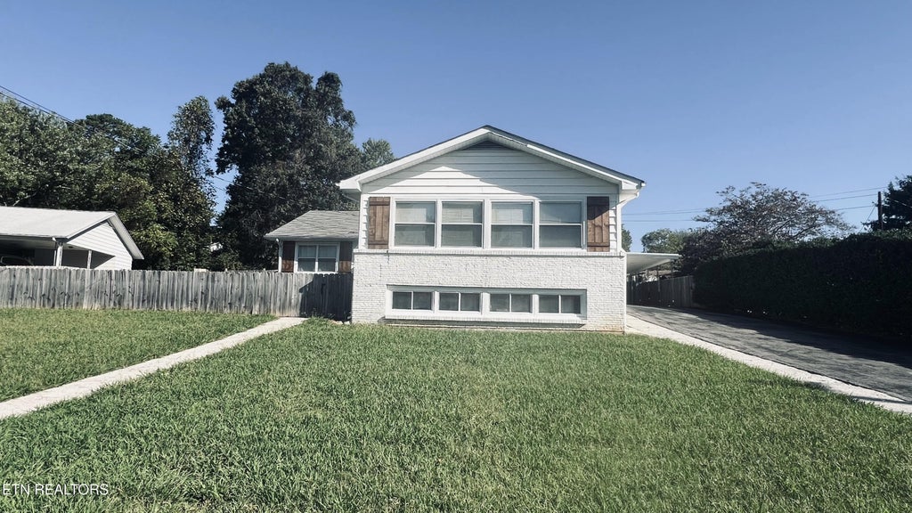 Photo of 102 Meadow Rd, Oak Ridge, TN 37830 (MLS # 1278781)