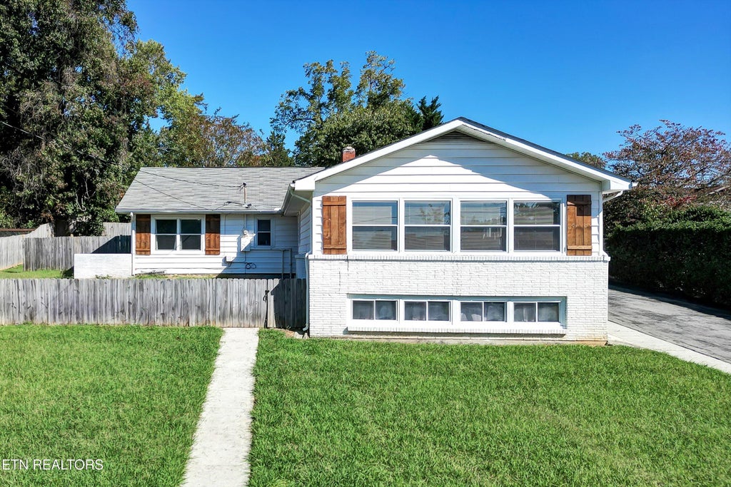Photo of 102 Meadow Rd, Oak Ridge, TN 37830 (MLS # 1278781)