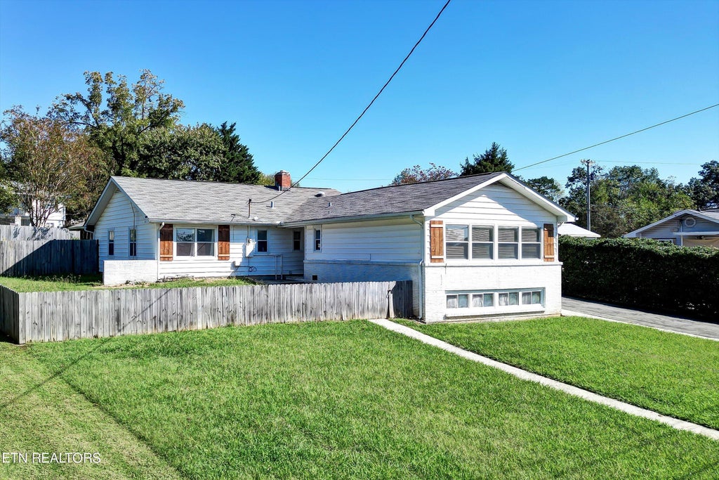 Photo of 102 Meadow Rd, Oak Ridge, TN 37830 (MLS # 1278781)