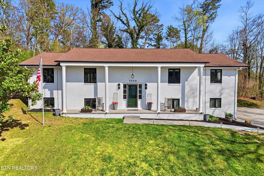 Photo of 3306 Oak Hill Drive, Maryville, TN 37804 (MLS # 1335220)