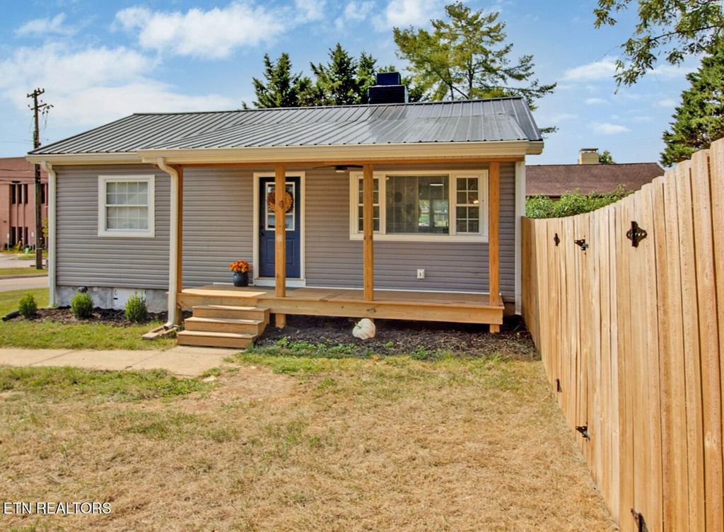 Photo of 244 Vermont Ave, Oak Ridge, TN 37830 (MLS # 1310294)