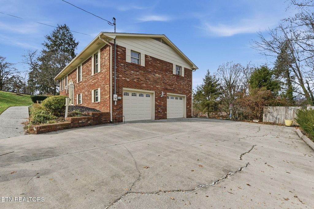 Photo of 513 Vista Drive, Clinton, TN 37716 (MLS # 1323016)