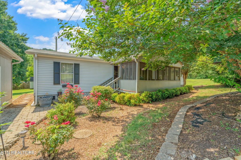 Photo of 127 Lakeview Cove Drive, Loudon, TN 37774 (MLS # 1306400)