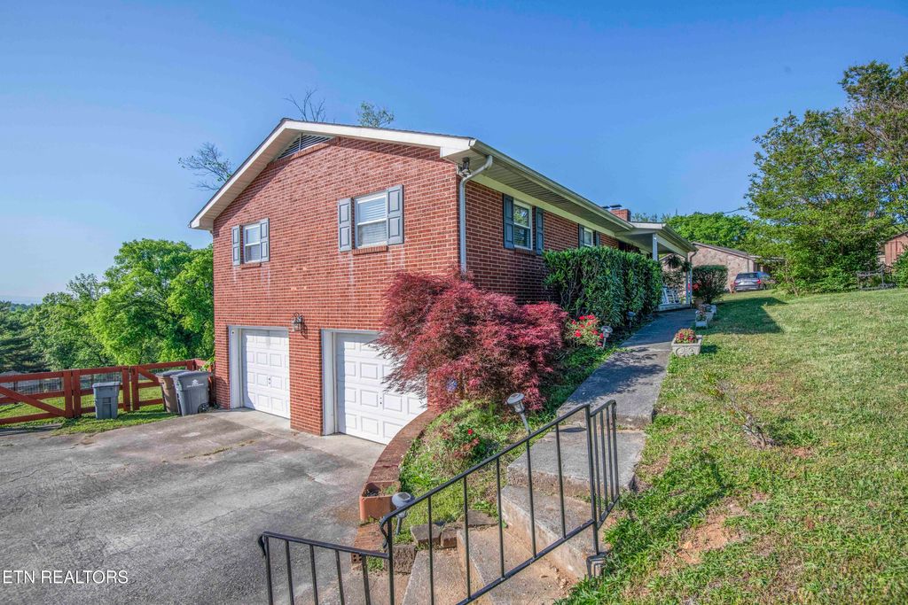 Photo of 4206 NE Shangri La Drive, Knoxville, TN 37914 (MLS # 1338005)