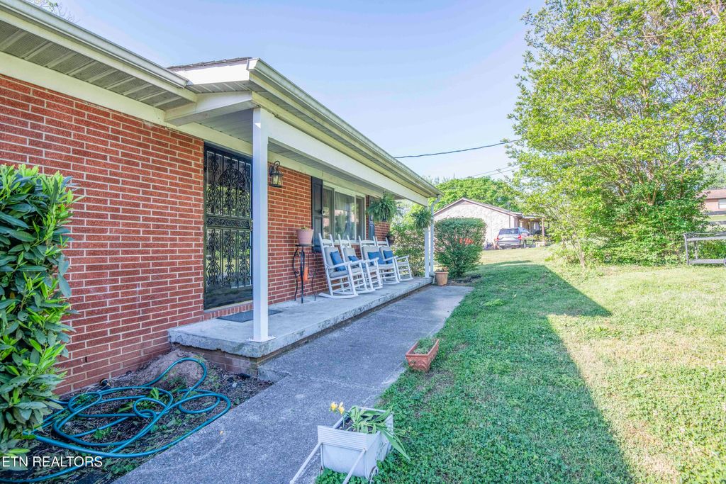 Photo of 4206 NE Shangri La Drive, Knoxville, TN 37914 (MLS # 1338005)