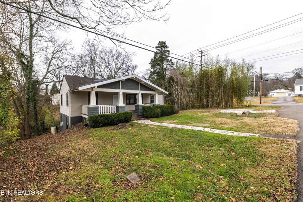 Photo of 5501 Lake Shore Drive, Knoxville, TN 37920 (MLS # 1324099)