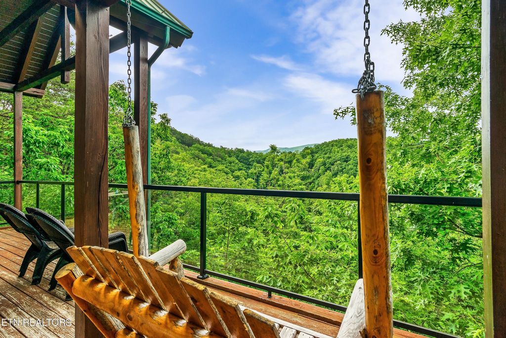 Photo of 928 Falcon View Way, Sevierville, TN 37862 (MLS # 1329218)