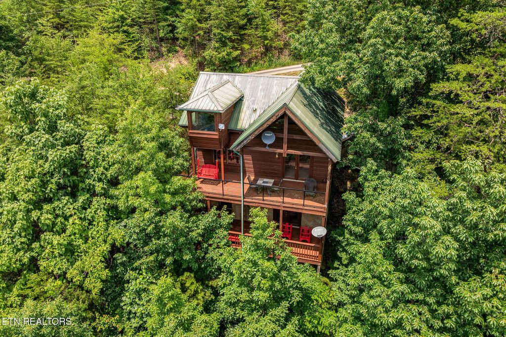 Photo of 928 Falcon View Way, Sevierville, TN 37862 (MLS # 1329218)