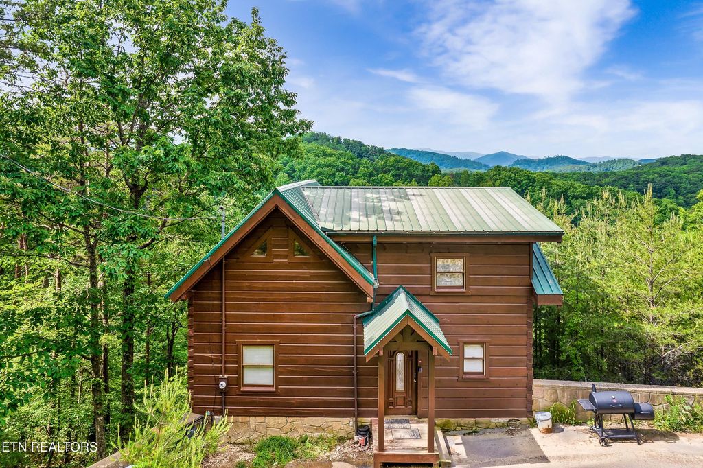 Photo of 928 Falcon View Way, Sevierville, TN 37862 (MLS # 1329218)