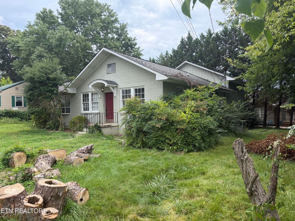 Photo of 1212 Woodlawn Ave, Maryville, TN 37804 (MLS # 1348162)