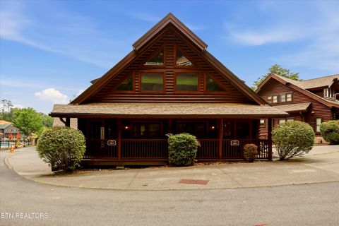 Photo of 727 Golf View Blvd, Pigeon Forge, TN 37863 (MLS # 1347692)