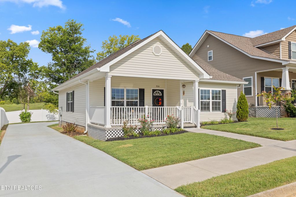 Photo of 930 Stratford Ave, Sweetwater, TN 37874 (MLS # 1313047)