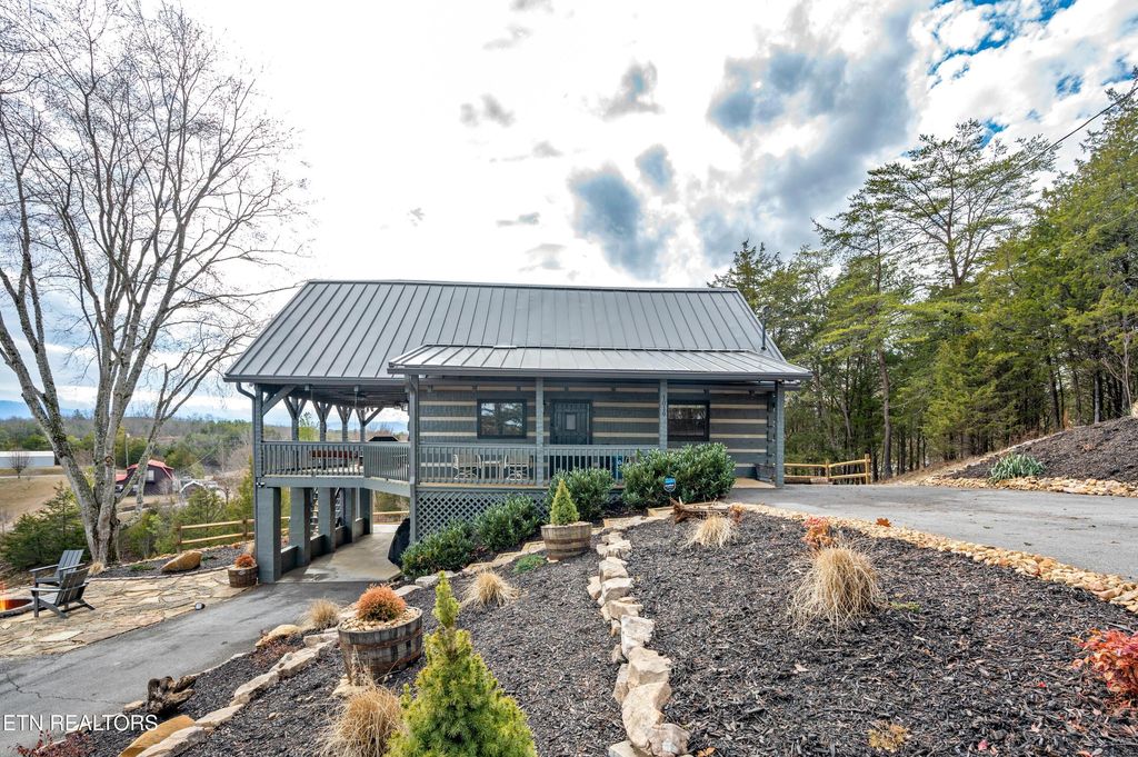 Photo of 1019 Moonside Lane, Sevierville, TN 37876 (MLS # 1310918)