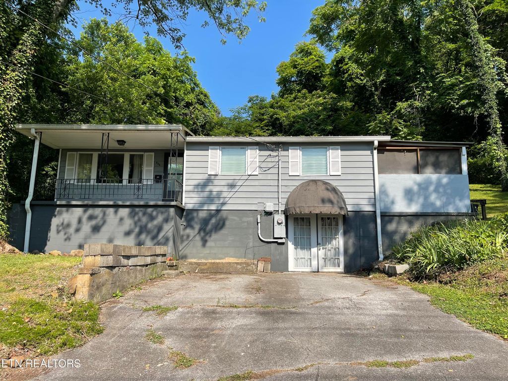 Photo of 404 Marshal St, Clinton, TN 37716 (MLS # 1303337)