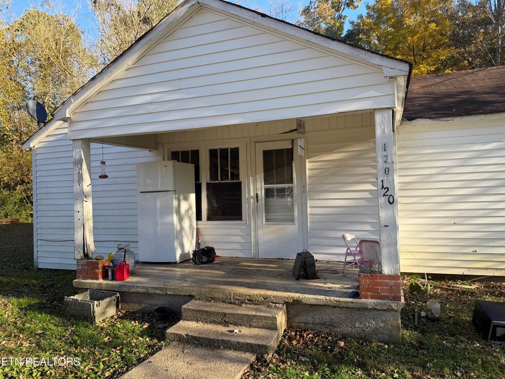 Photo of 120 Poplar St, Harriman, TN 37748 (MLS # 1322017)