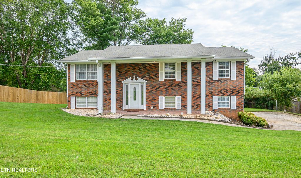 Photo of 704 N Whispering Oaks Circle, Powell, TN 37849 (MLS # 1311618)