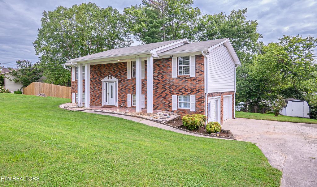 Photo of 704 N Whispering Oaks Circle, Powell, TN 37849 (MLS # 1311618)