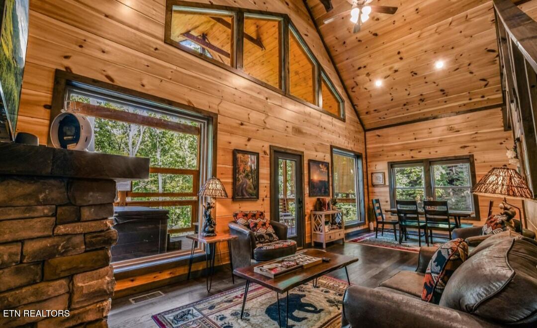 1215 Honeysuckle Lane