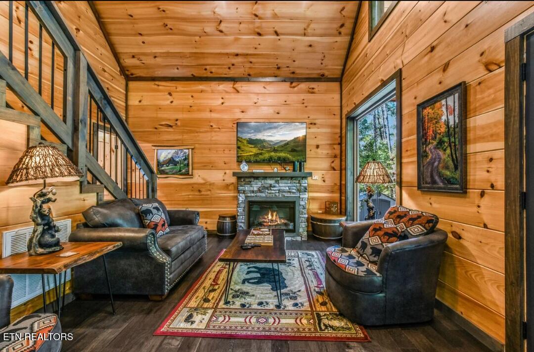 1215 Honeysuckle Lane
